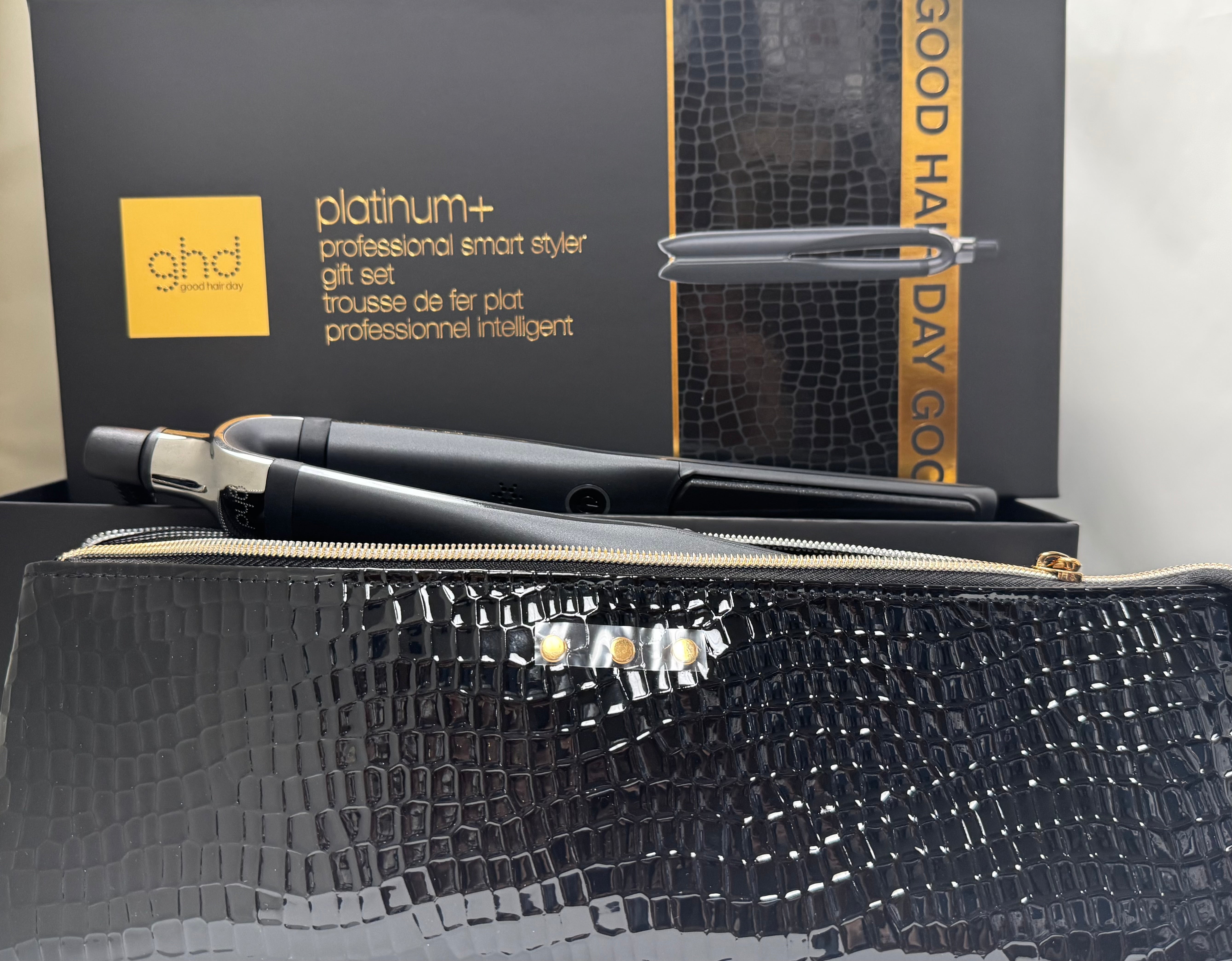 ghd Platinum Core Gift Set includes: Bag & Brush